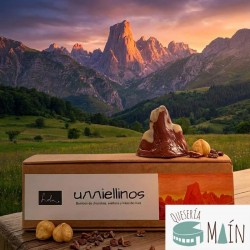 Caja de bombones artesanos urriellinos con un bombón en la parte superior.